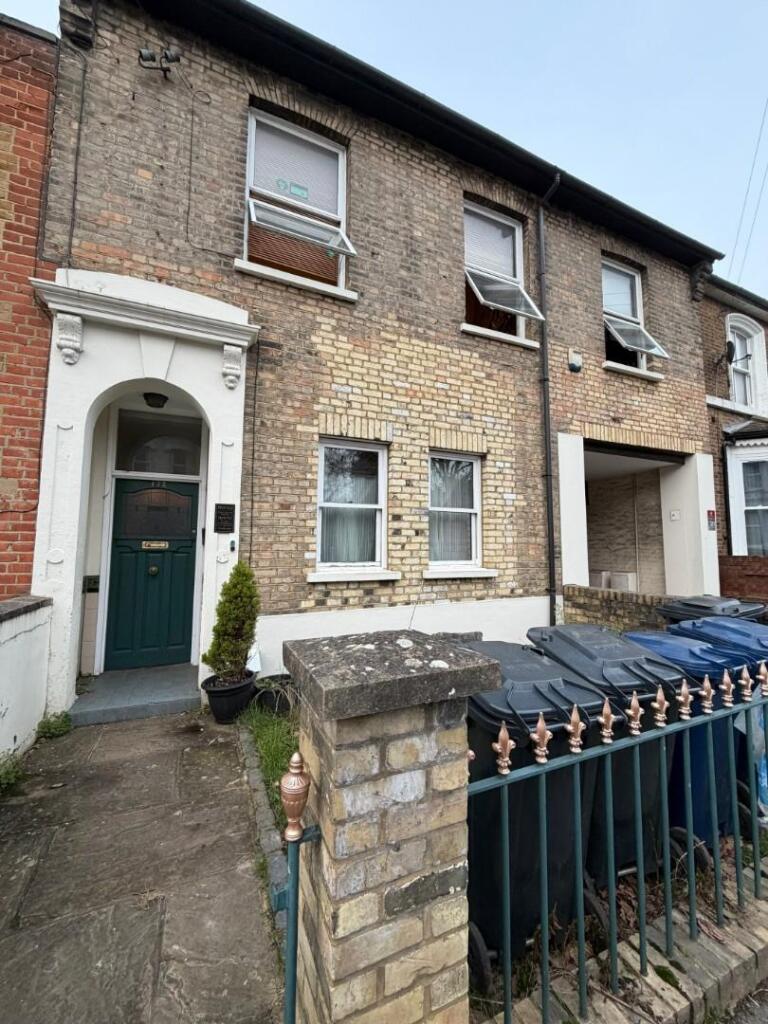 3 bed 1st Floor Flat for rent in Acton. From Rolfe East - Acton