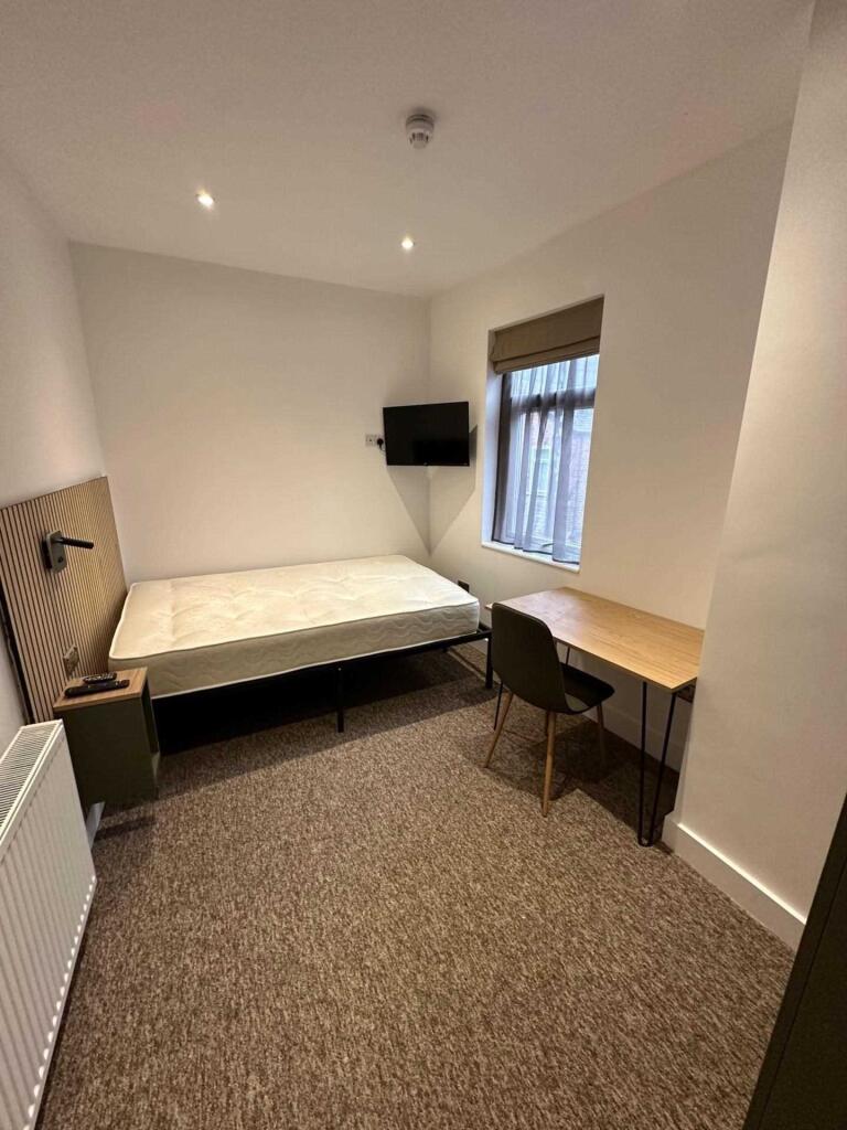 6 bed Mid Terraced House for rent in Stockport. From Flax & Co - Manchester 6 bed Mid Terraced House for rent in Stockport. From Flax & Co - Manchester
