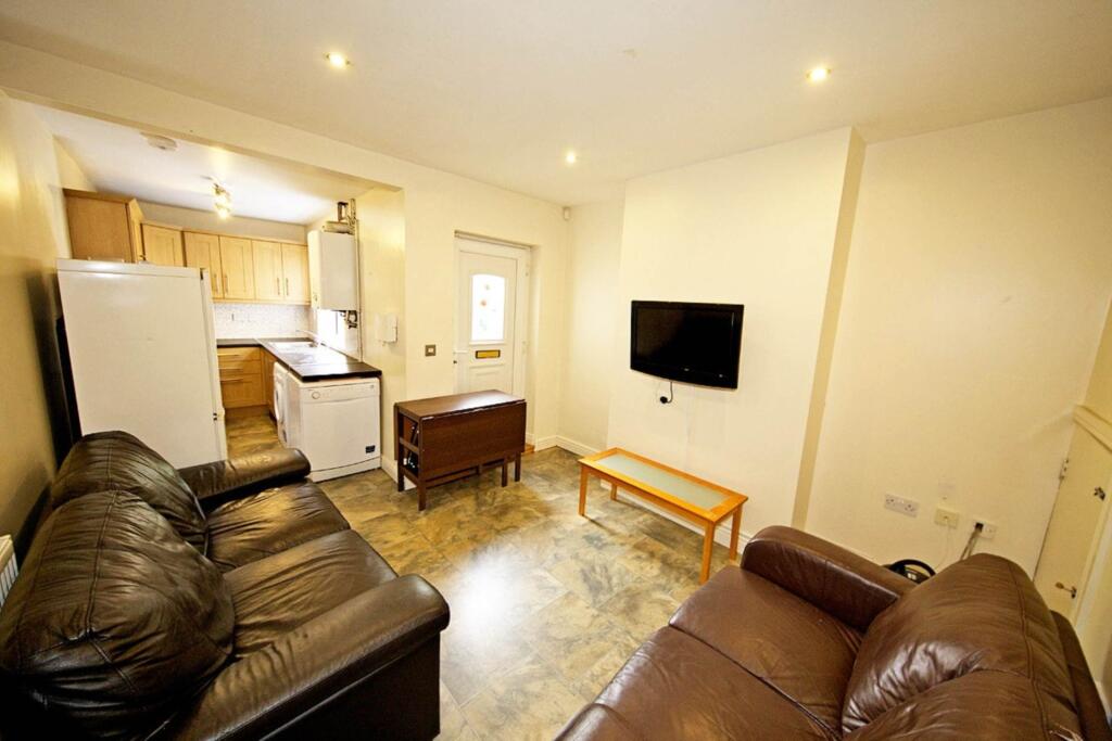 3 bed Mid Terraced House for rent in Loughborough. From Flax & Co - Manchester