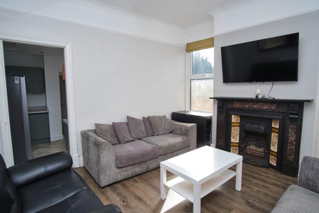 5 bed Mid Terraced House for rent in Loughborough. From Flax & Co - Manchester
