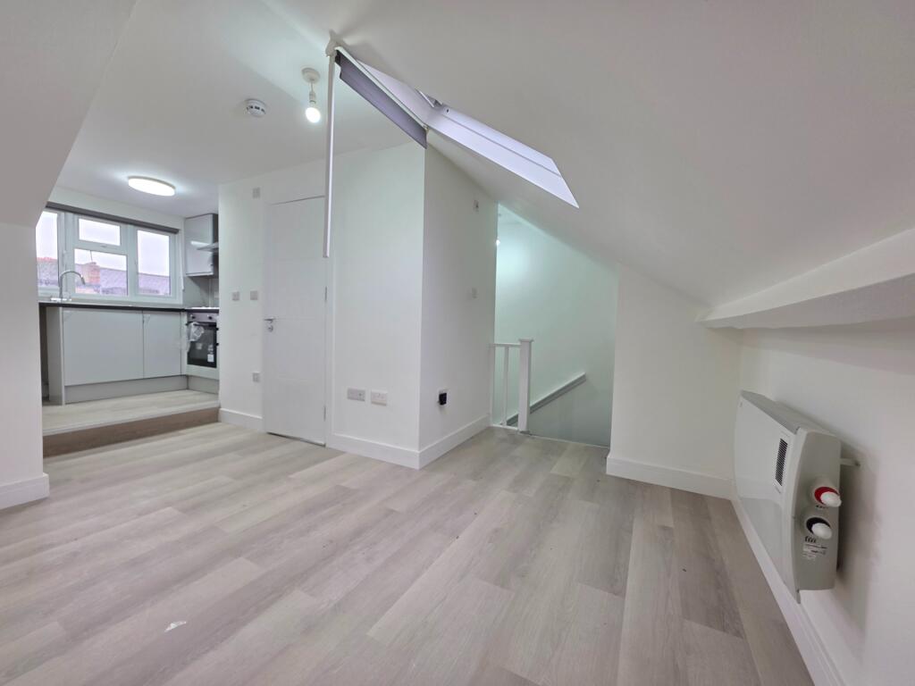 4 bed 1st Floor Flat for rent in Willesden. From Marble Sales & Lettings - London