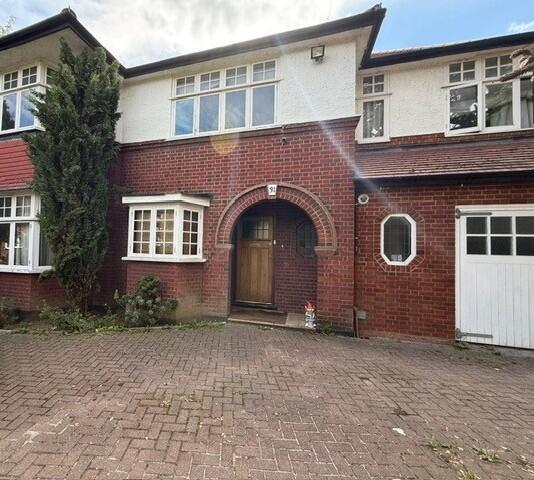 6 bed Detached for rent in Wembley. From Marble Sales & Lettings - London