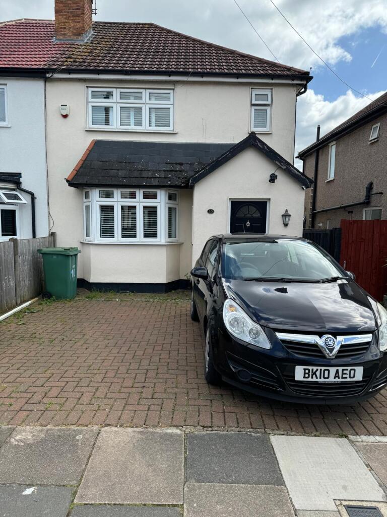 3 bed Detached for rent in Northolt. From Marble Sales & Lettings - London