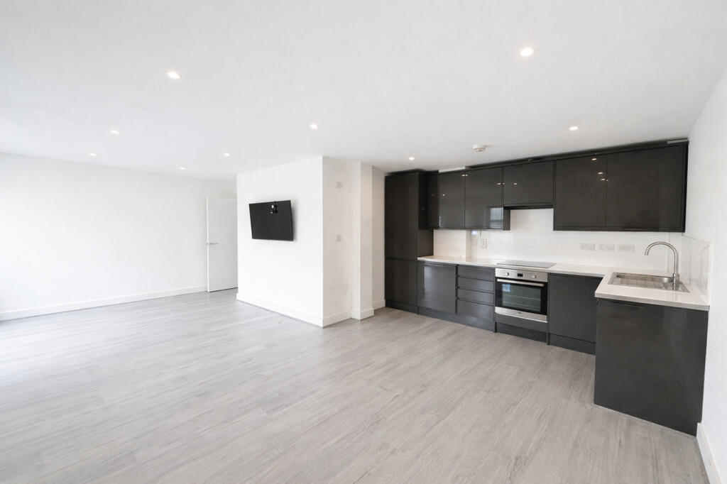 2 bed 1st Floor Flat for rent in Elstree. From Prestige Properties - London Lettings