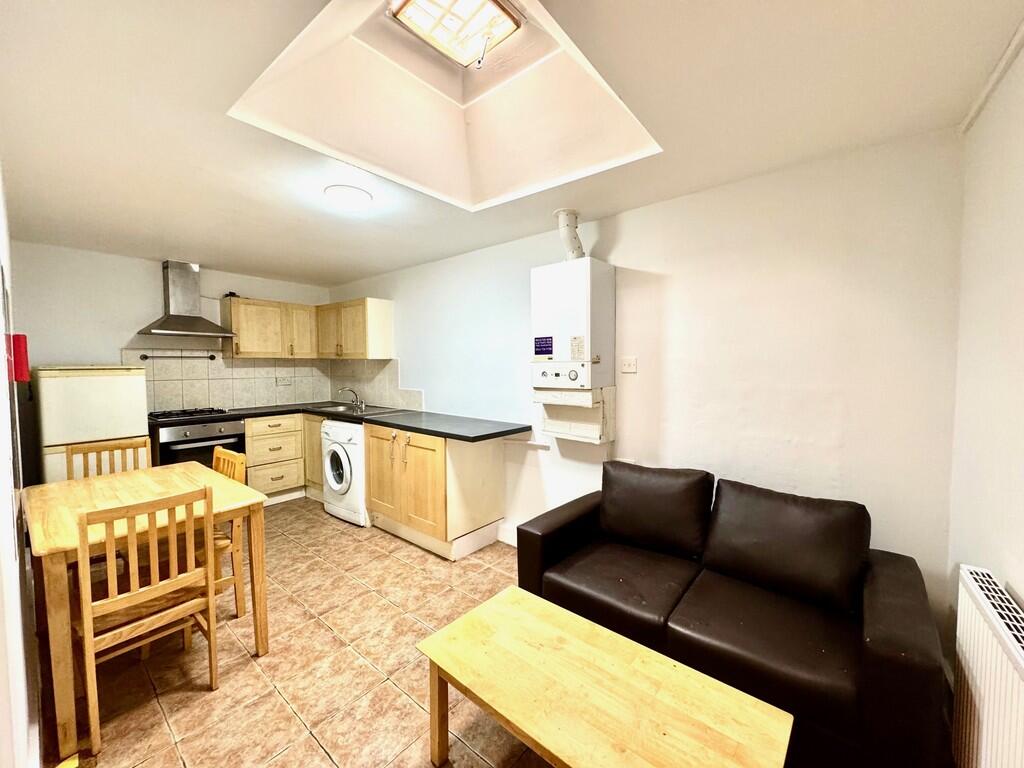2 bed Apartment for rent in London. From Prestige Properties - London Lettings