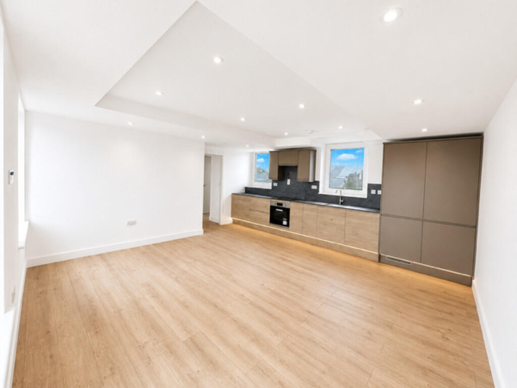 3 bed Apartment for rent in London. From Prestige Properties - London Lettings