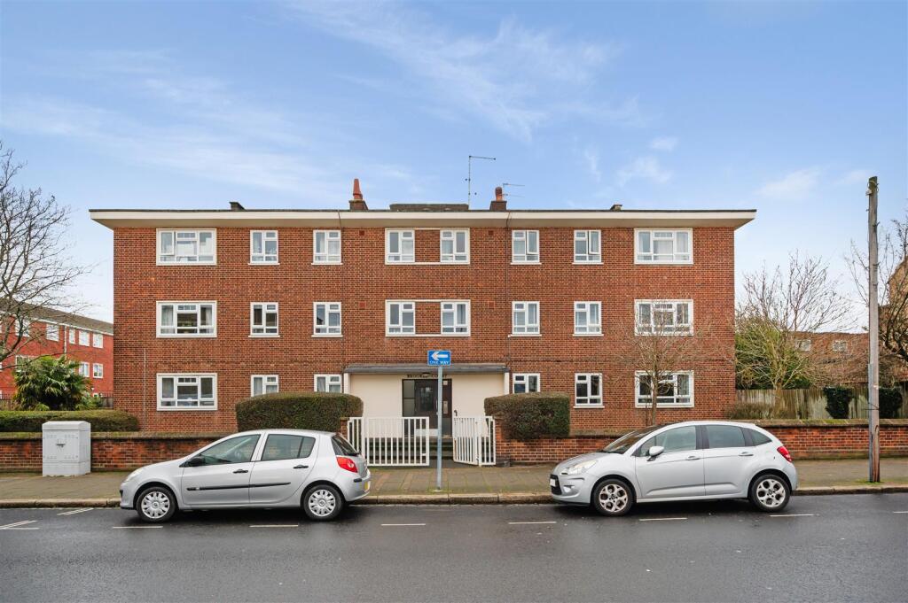 3 bed 1st Floor Flat for rent in Merton. From Ellisons - Colliers Wood