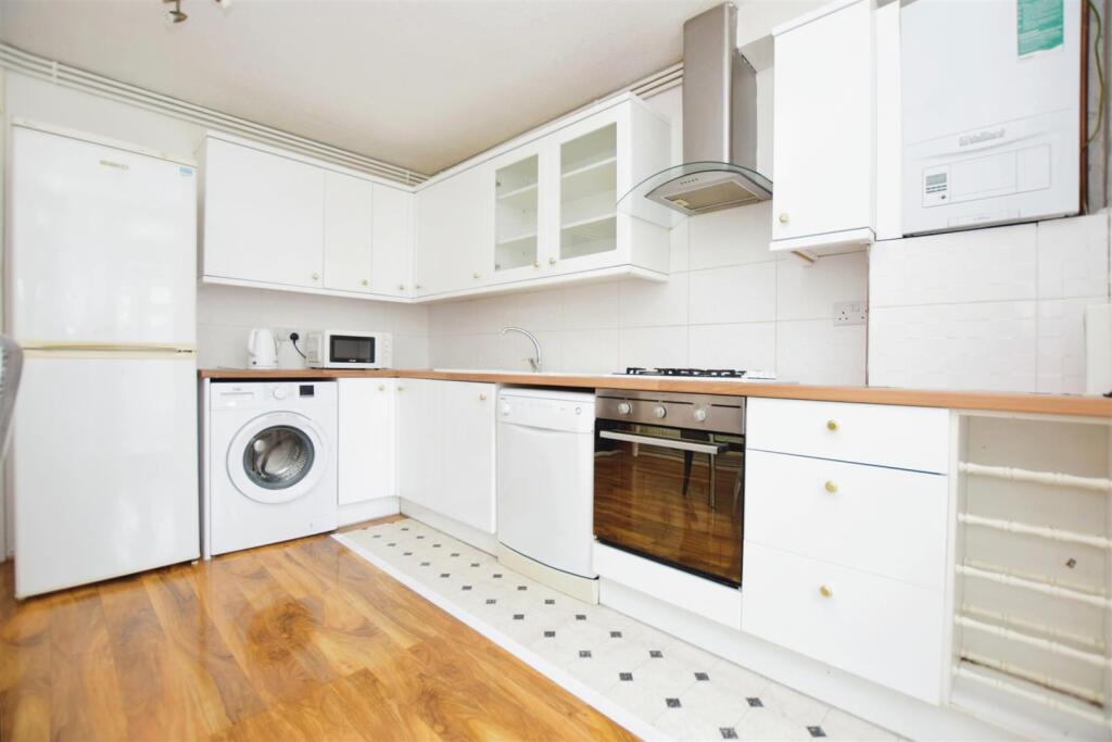 4 bed Detached for rent in Mitcham. From Ellisons - Colliers Wood 4 bed Detached for rent in Mitcham. From Ellisons - Colliers Wood