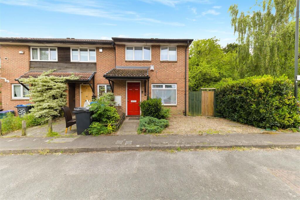 3 bed End of Terrace for rent in Merton. From Ellisons - Colliers Wood