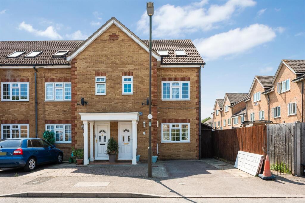 4 bed Detached for rent in Mitcham. From Ellisons - Colliers Wood 4 bed Detached for rent in Mitcham. From Ellisons - Colliers Wood
