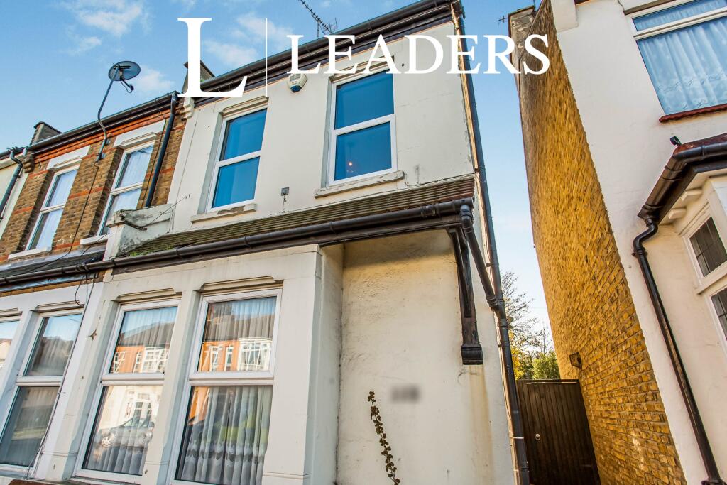 3 bed Mid Terraced House for rent in Southend-on-Sea. From Leaders Sales - Southend-On-Sea