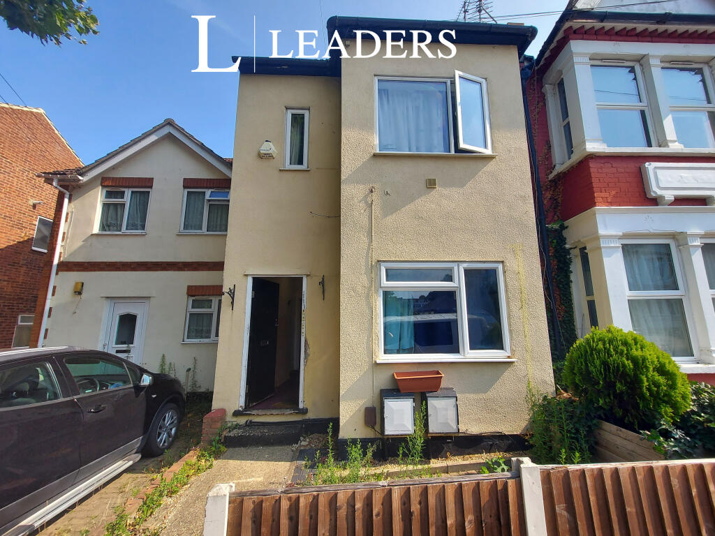 2 bed 1st Floor Flat for rent in Southend-on-Sea. From Leaders Sales - Southend-On-Sea