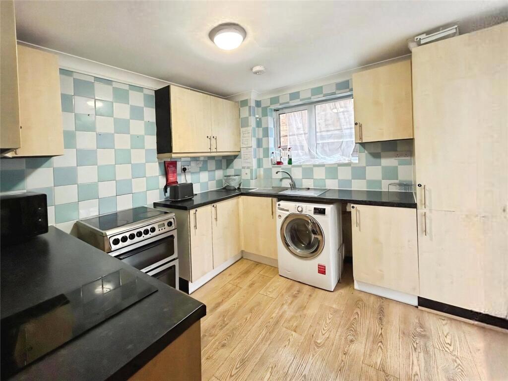 1 bed House Share for rent in Bowers Gifford. From Leaders Sales - Southend-On-Sea