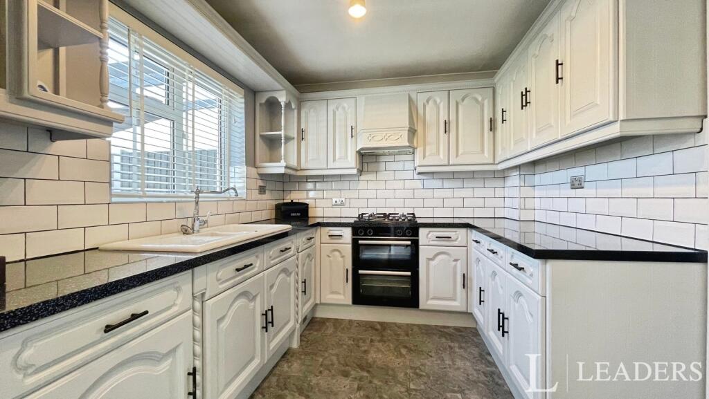 3 bed Mid Terraced House for rent in Tilbury. From Leaders Sales - Southend-On-Sea 3 bed Mid Terraced House for rent in Tilbury. From Leaders Sales - Southend-On-Sea