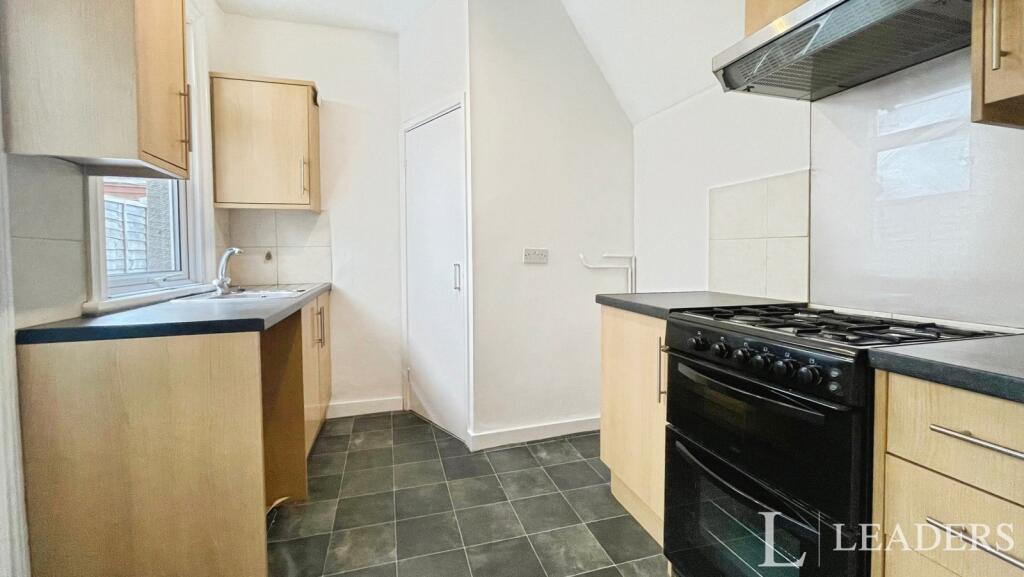 3 bed Mid Terraced House for rent in Southend-on-Sea. From Leaders Sales - Southend-On-Sea 3 bed Mid Terraced House for rent in Southend-on-Sea. From Leaders Sales - Southend-On-Sea