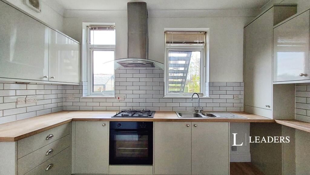 3 bed 1st Floor Flat for rent in Southend-on-Sea. From Leaders Sales - Southend-On-Sea