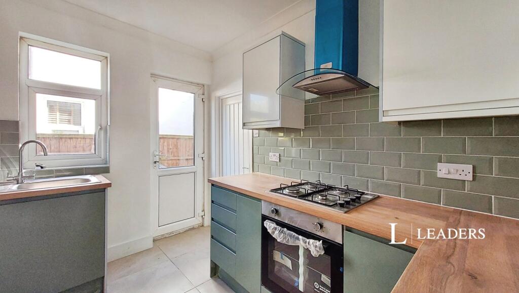 2 bed 1st Floor Flat for rent in Southend-on-Sea. From Leaders Sales - Southend-On-Sea