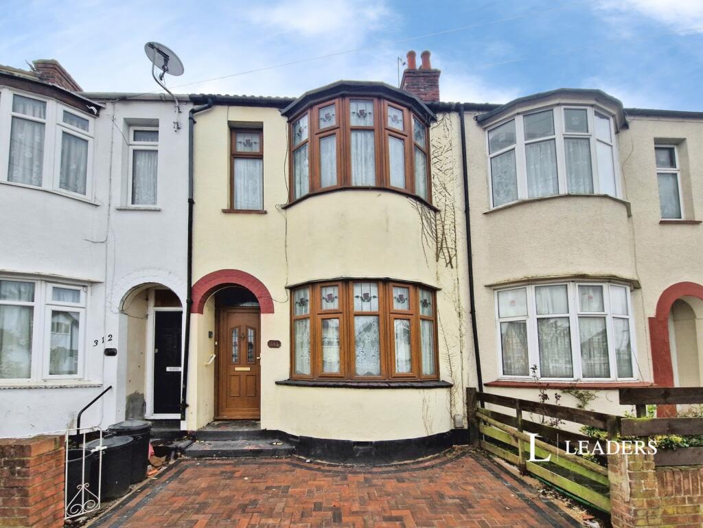 2 bed Mid Terraced House for rent in Southend-on-Sea. From Leaders Sales - Southend-On-Sea