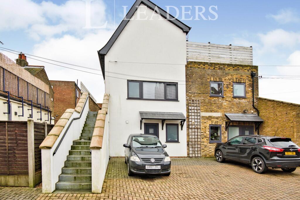 2 bed 1st Floor Flat for rent in Southend-on-Sea. From Leaders Sales - Southend-On-Sea