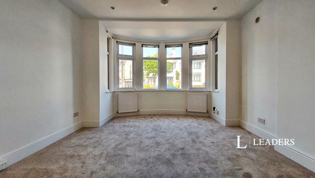 4 bed Studio for rent in Southend-on-Sea. From Leaders Sales - Southend-On-Sea 4 bed Studio for rent in Southend-on-Sea. From Leaders Sales - Southend-On-Sea
