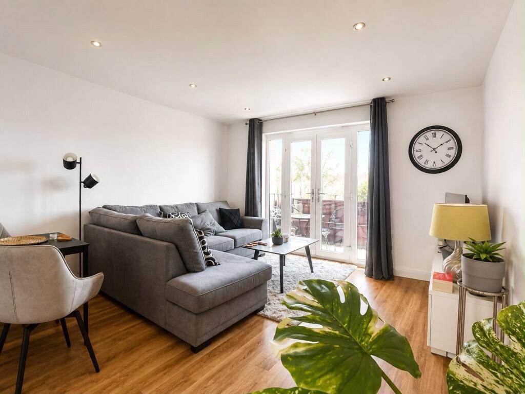 1 bed 1st Floor Flat for rent in Rawreth. From Leaders Sales - Southend-On-Sea