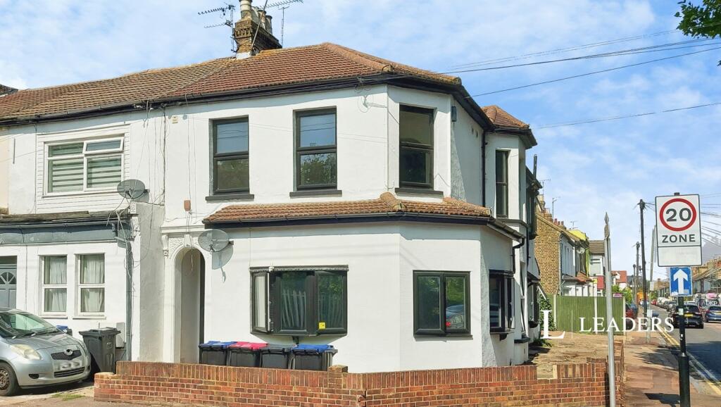 1 bed 1st Floor Flat for rent in Southend-on-Sea. From Leaders Sales - Southend-On-Sea