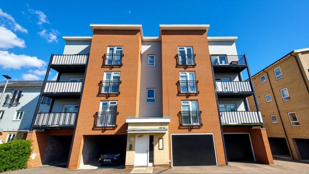 2 bed 1st Floor Flat for rent in South Stifford. From Leaders Sales - Southend-On-Sea