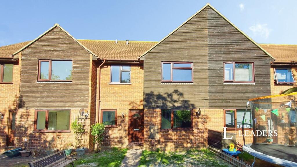2 bed Mid Terraced House for rent in Southend-on-Sea. From Leaders Sales - Southend-On-Sea 2 bed Mid Terraced House for rent in Southend-on-Sea. From Leaders Sales - Southend-On-Sea