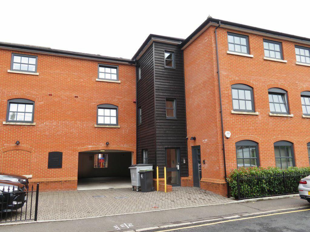 2 bed Apartment for rent in Epping. From Edward Taub and Co Ltd