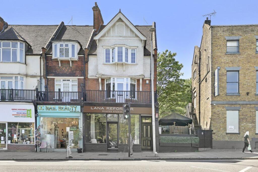 3 bed Apartment for rent in Woodford. From Edward Taub and Co Ltd