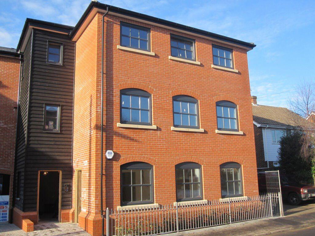 2 bed 1st Floor Flat for rent in Epping. From Edward Taub and Co Ltd