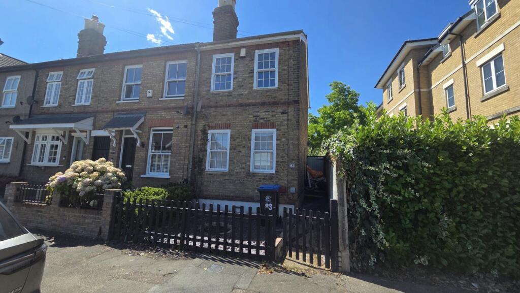 2 bed Cottage for rent in Chigwell. From Edward Taub and Co Ltd
