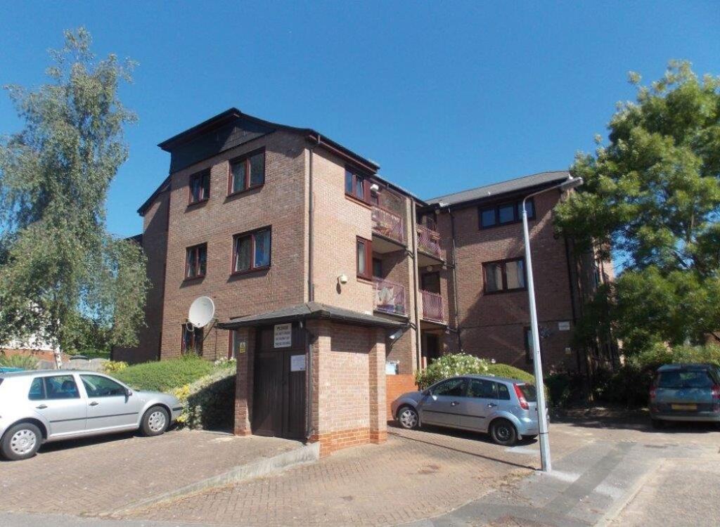 2 bed 1st Floor Flat for rent in Chigwell. From Edward Taub and Co Ltd
