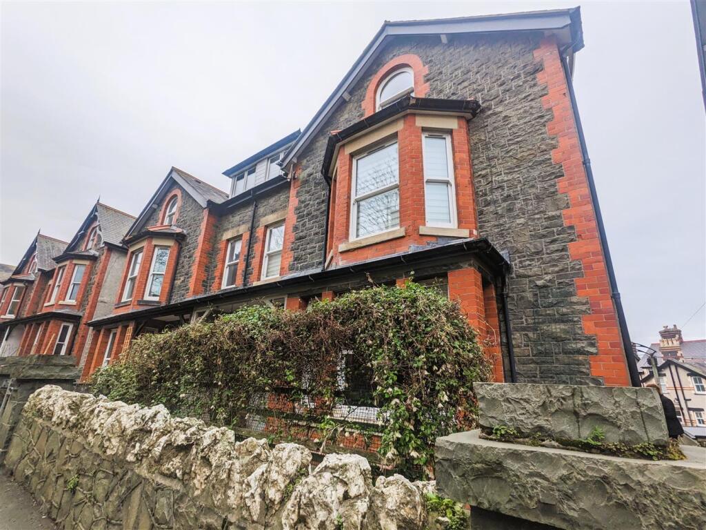2 bed Apartment for rent in Penmaenmawr. From Fletcher & Poole - Conwy