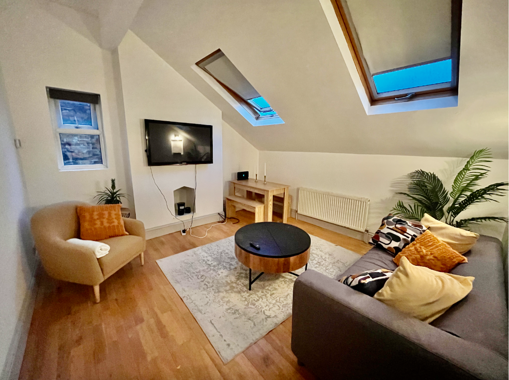 1 bed 1st Floor Flat for rent in Gatley. From House (Manchester) Ltd - Manchester