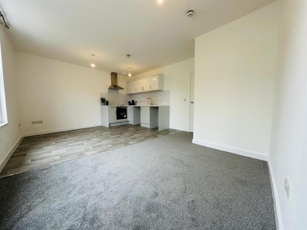 2 bed 1st Floor Flat for rent in Tiverton. From Welden and Edwards