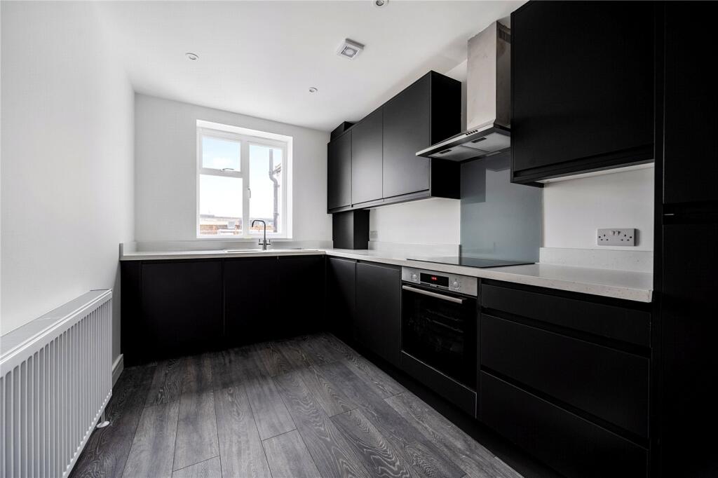 1 bed 1st Floor Flat for rent in St Albans. From Anthony Pepe Estate Agents - Palmers Green