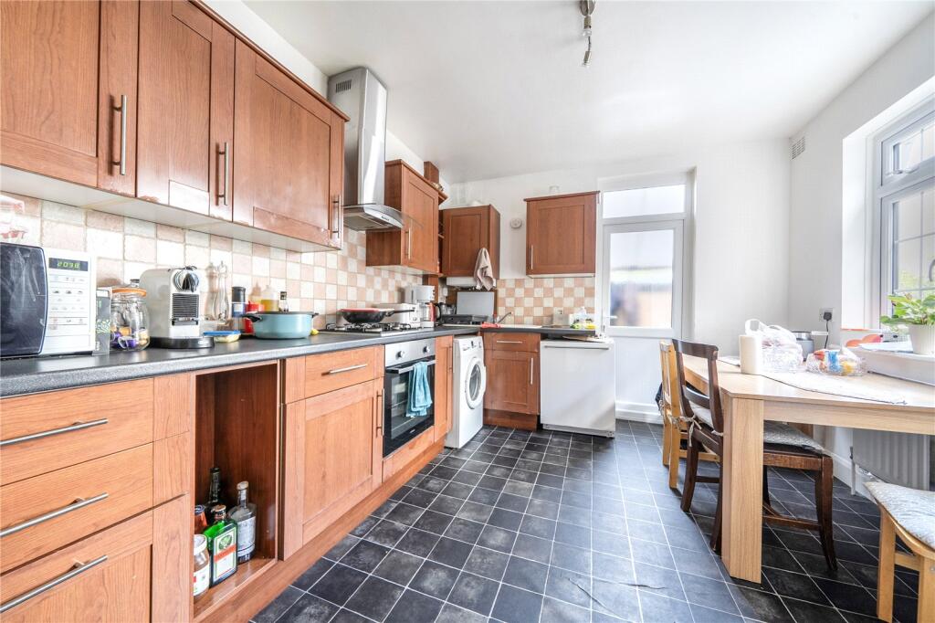 3 bed 1st Floor Flat for rent in London. From Anthony Pepe Estate Agents - Palmers Green