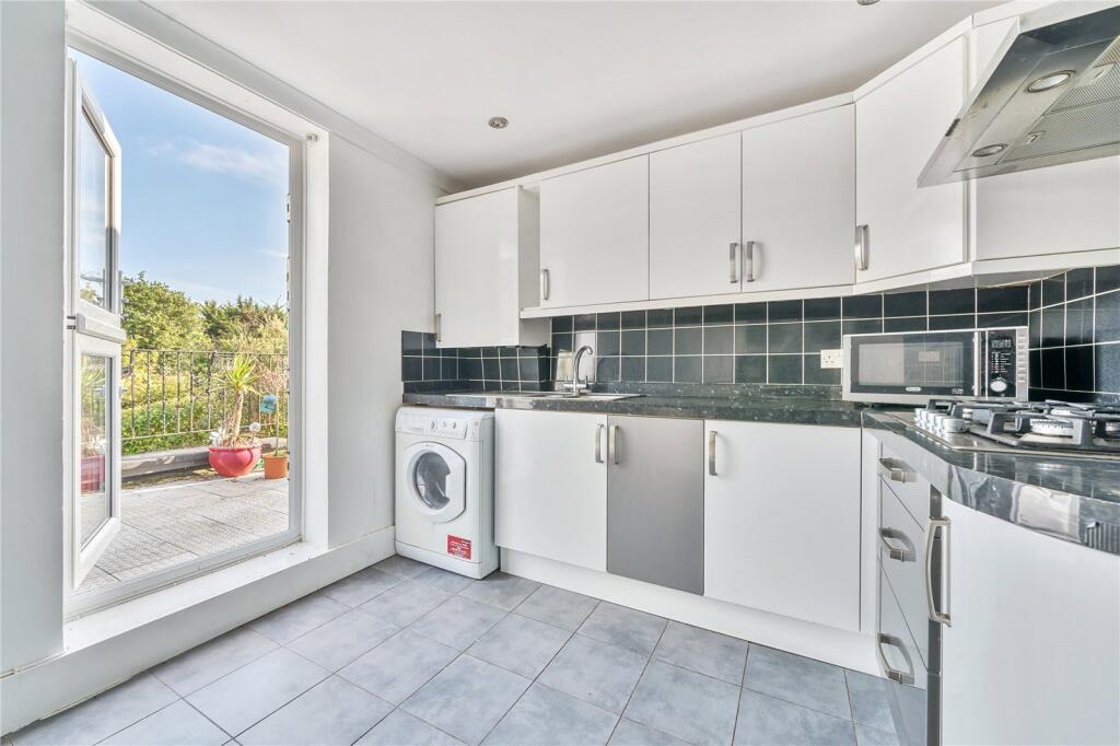 3 bed 1st Floor Flat for rent in Wood Green. From Anthony Pepe Estate Agents - Palmers Green