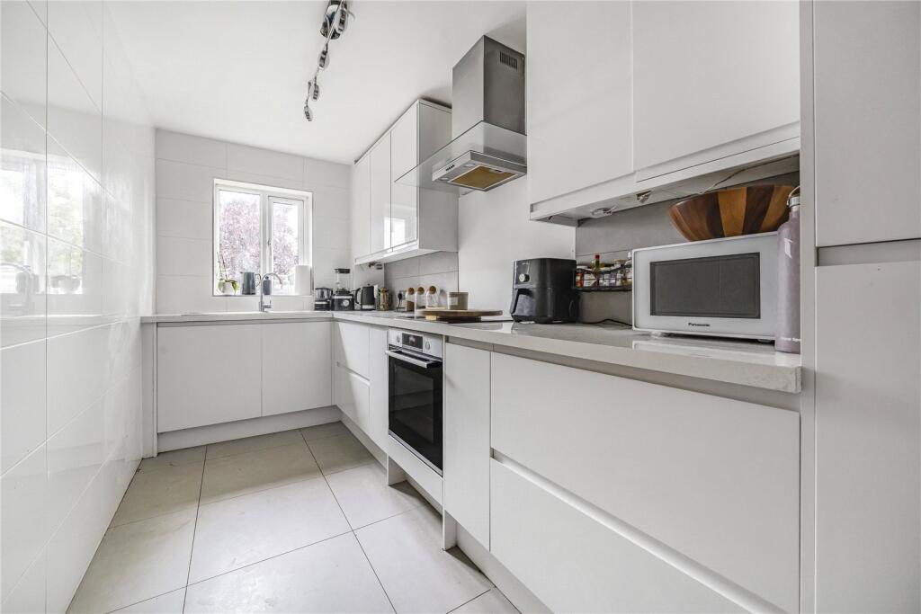 2 bed 1st Floor Flat for rent in Barnet. From Anthony Pepe Estate Agents - Palmers Green