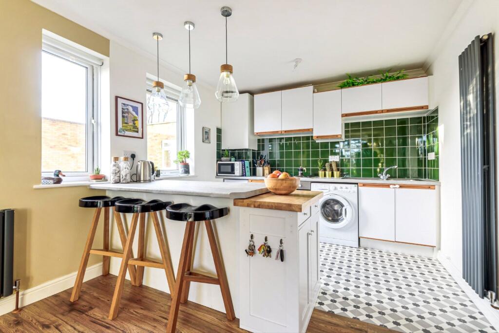 1 bed 1st Floor Flat for rent in Crews Hill. From Anthony Pepe Estate Agents - Palmers Green