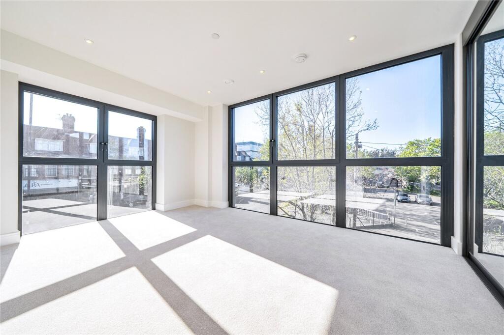 2 bed 1st Floor Flat for rent in . From Anthony Pepe Estate Agents - Palmers Green