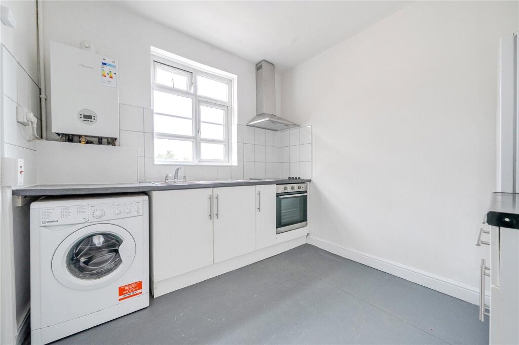 2 bed 1st Floor Flat for rent in London. From Anthony Pepe Estate Agents - Palmers Green