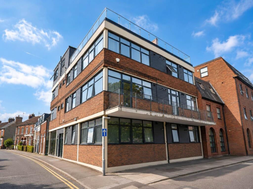 2 bed Penthouse for rent in Dunstable. From Venture Residential - Luton
