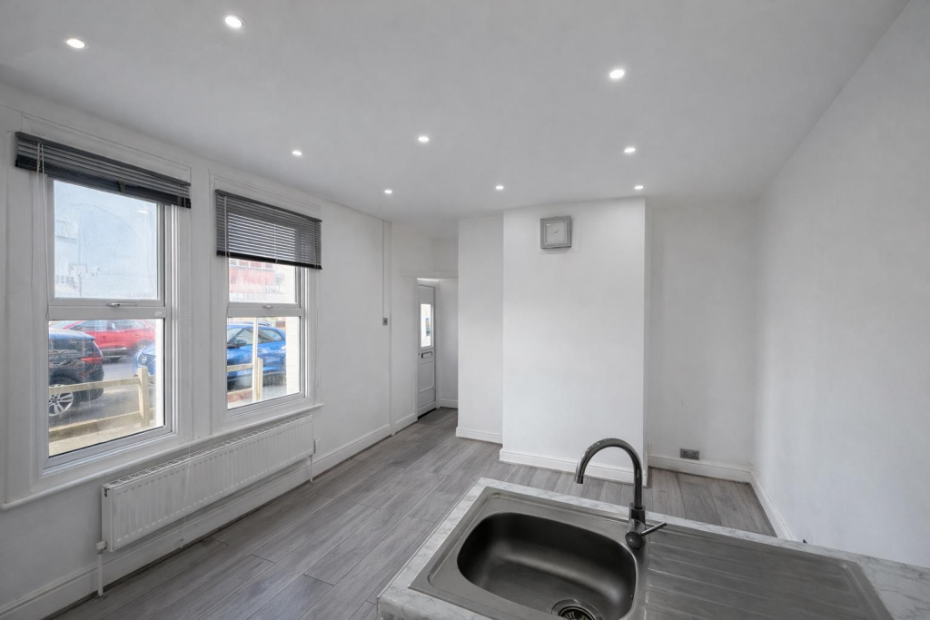 1 bed 1st Floor Flat for rent in Southend-on-Sea. From Aspire Estate Agents - Benfleet