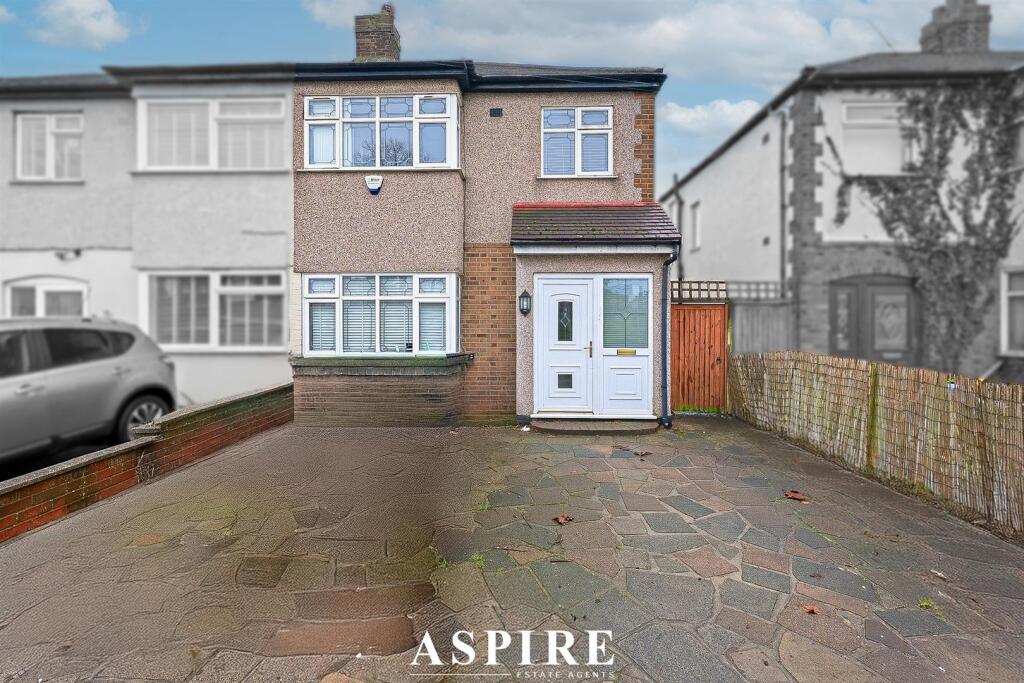 3 bed Detached for rent in Rainham. From Aspire Estate Agents - Benfleet
