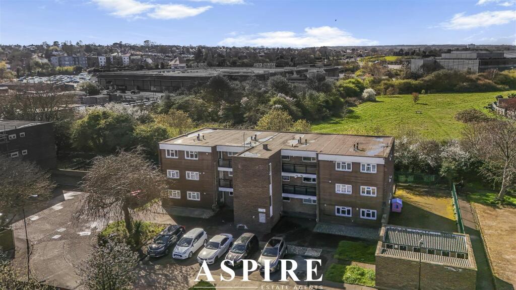 2 bed 1st Floor Flat for rent in Rochford. From Aspire Estate Agents - Benfleet