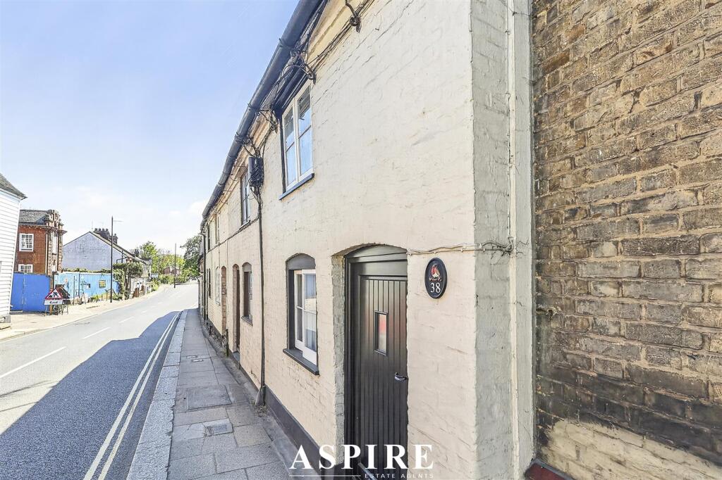 1 bed Mid Terraced House for rent in Rochford. From Aspire Estate Agents - Benfleet