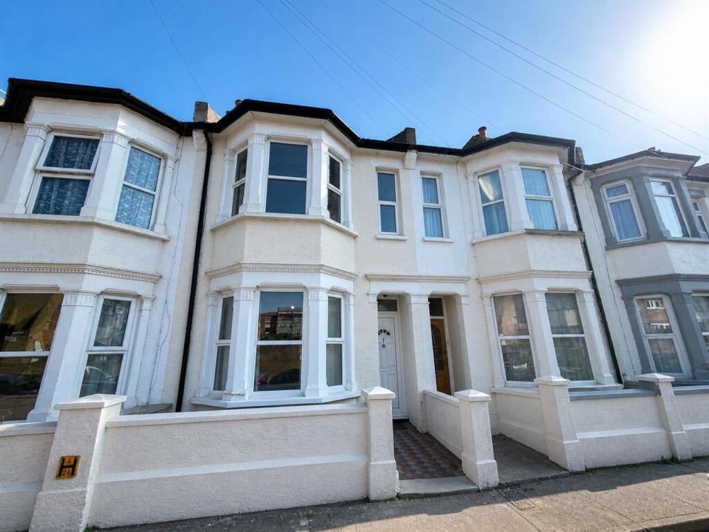 4 bed Mid Terraced House for rent in Southend-on-Sea. From Aspire Estate Agents - Benfleet