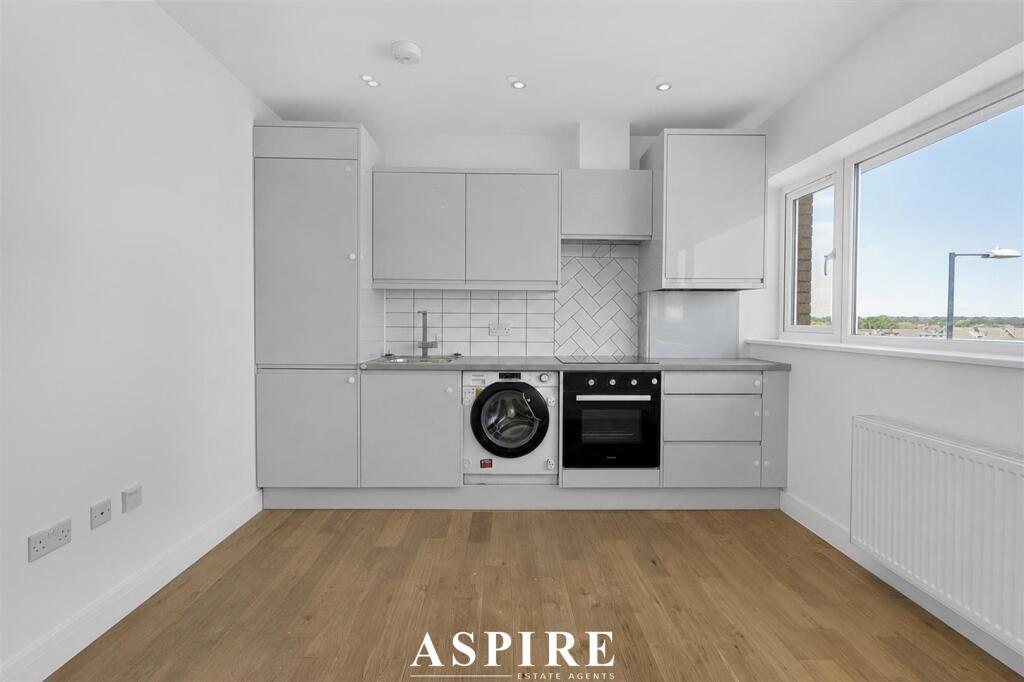1 bed 1st Floor Flat for rent in Tarpots. From Aspire Estate Agents - Benfleet
